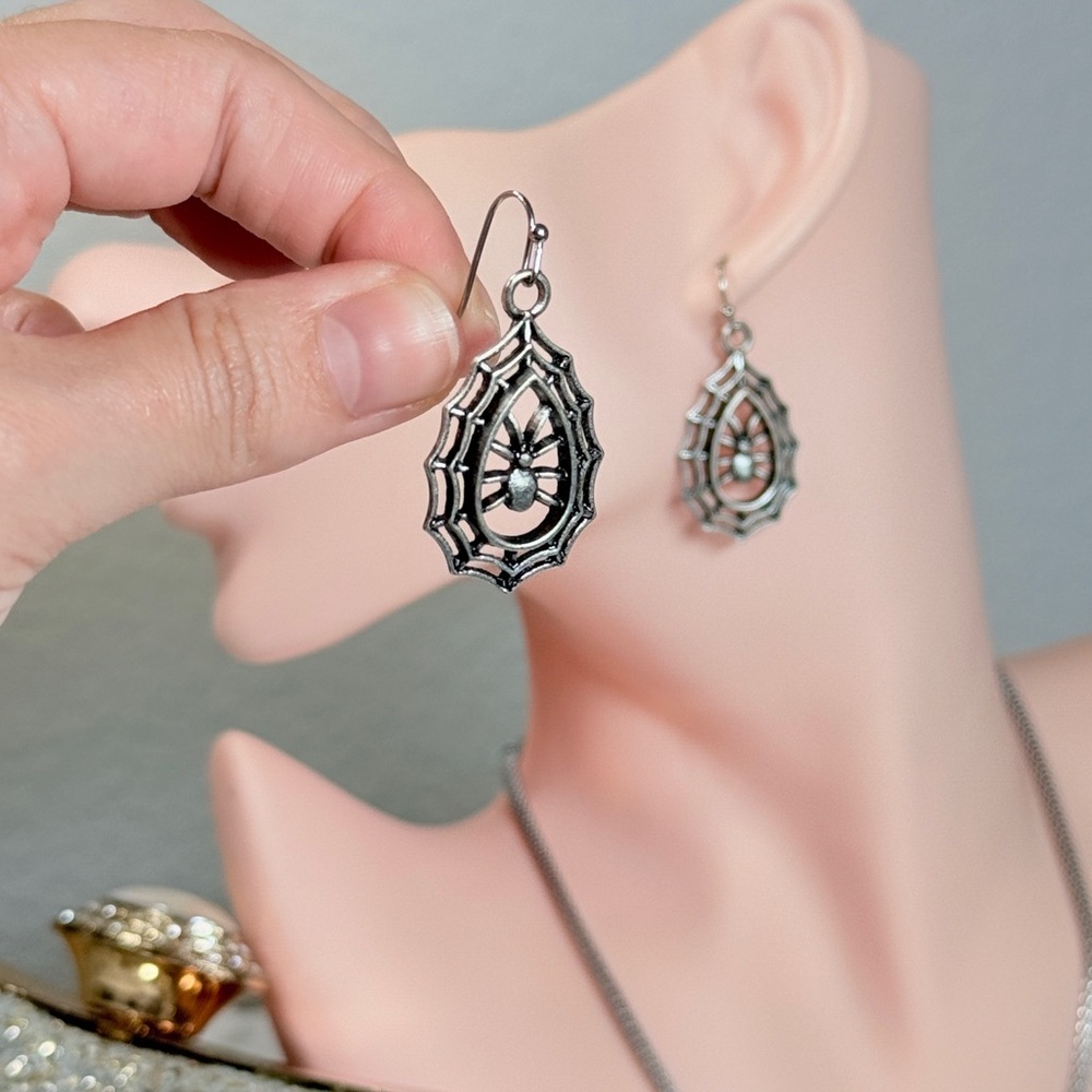 ⚜️🕷️Silver Spider Web Earrings 🕸️❤️‍🔥 - Picture 7 of 7